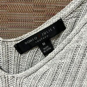 Sexy off the shoulder v-neck sweater with scalloped bottom M - Gray